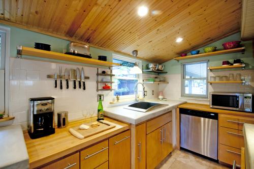 Hancock Pool House - Kitchen