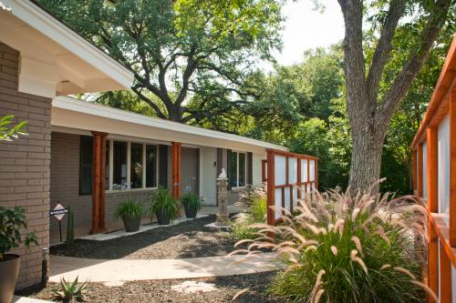 2505 W 45th Central Austin Realtor: Rachel Nation Nation Holdings LLC