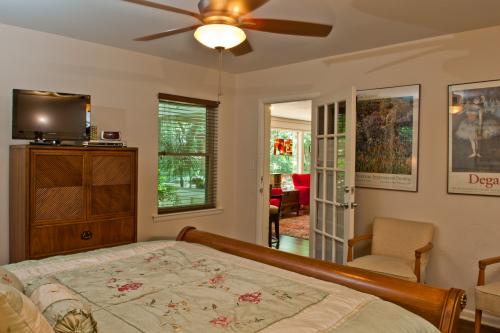 2505 W 45th Central Austin Realtor: Rachel Nation Nation Holdings LLC