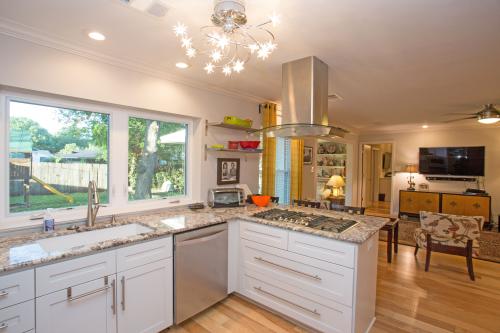 3102 Pinecrest Central Austin Realtor: Rachel Nation Nation Holdings LLC