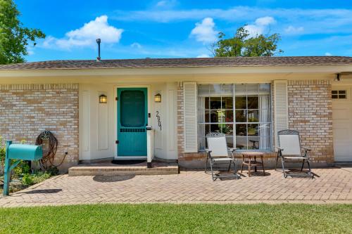 Welcome home to your corner cul de sac lot on Dover Place in Central Austin.