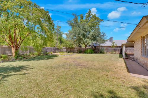 Welcome home to your corner cul de sac lot on Dover Place in Central Austin.