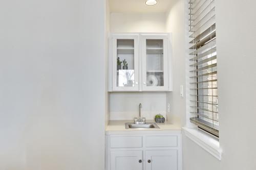 Hyde Park Hideaway--charming Central Austin condo close to UT by Nation Holdings