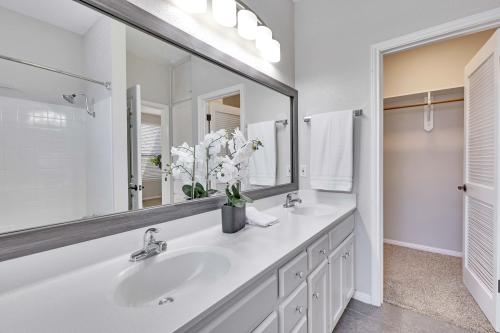Hyde Park Hideaway--charming Central Austin condo close to UT by Nation Holdings