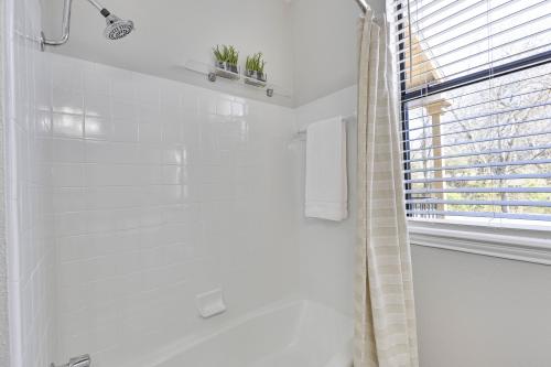 Hyde Park Hideaway--charming Central Austin condo close to UT by Nation Holdings